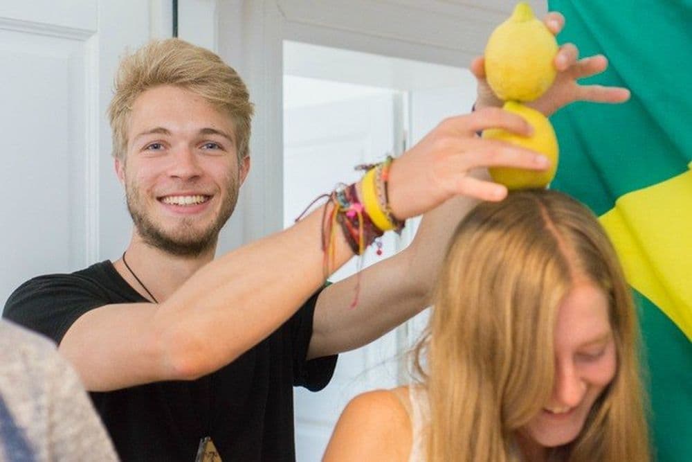 Unser Datenspezialist Edgar hält zum Spaß zwei Zitronen über Kayas Kopf.