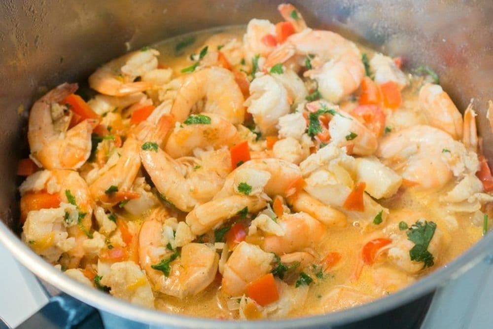 Die Moqueca köchelt im großen Kochtopf.