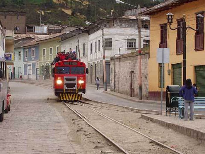 Der Autozug bei der Einfahrt nach Alausi