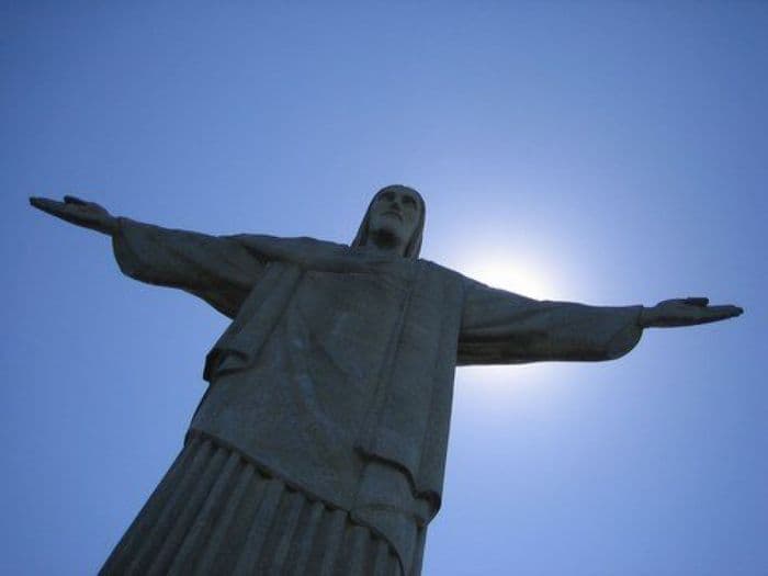 Das Wahrzeichen von Rio de Janeiro hoch oben auf d