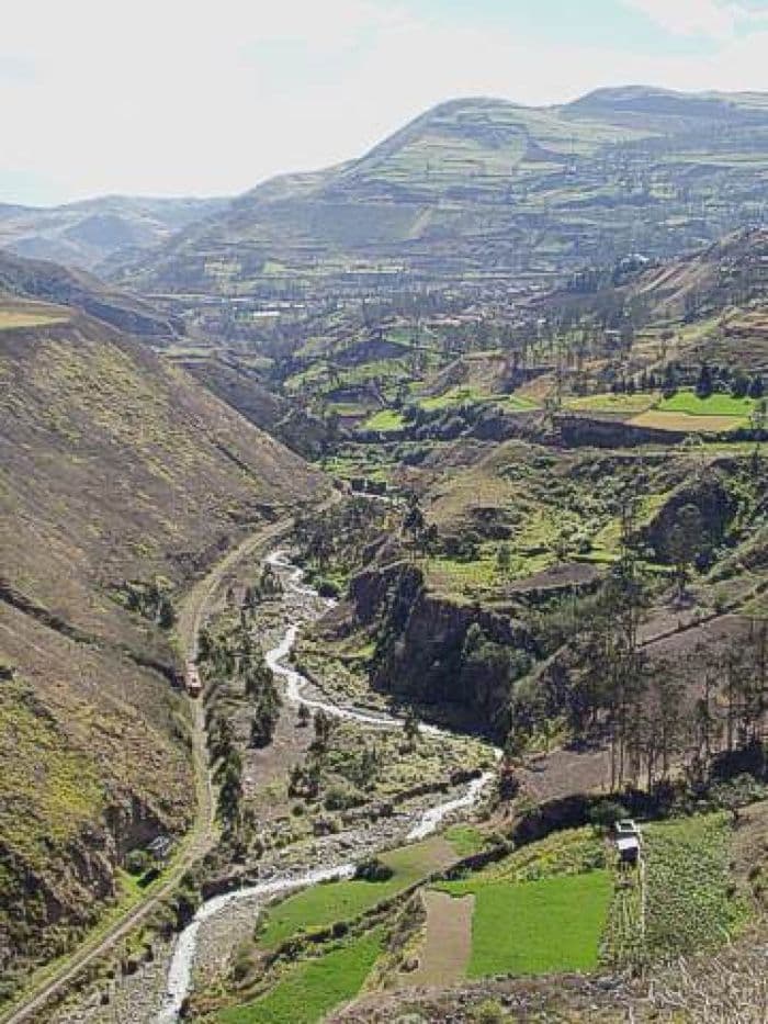 Eine steile Abfahrt während der Bahnfahrt